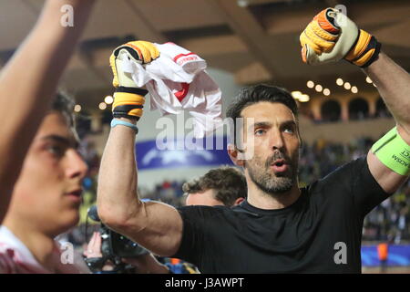 Monaco. 3. Mai 2017. Gianluigi Buffon (Juventus FC) feiert nach dem Sieg für 0-2 auf Monaco nach der 1. Etappe der Champions-League-Halbfinale im Stadion Louis II. am 3. Mai 2017 in Monaco. Endergebnis: Monaco Vs Juventus 0-2. Bildnachweis: Massimiliano Ferraro/Alamy Live-Nachrichten Stockfoto