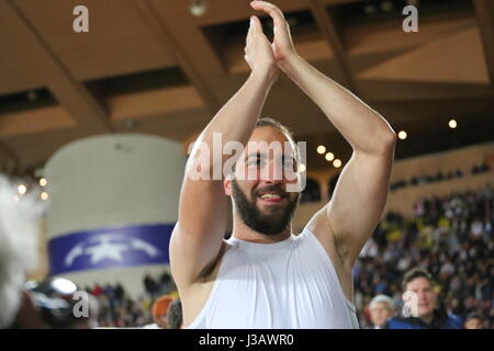 Monaco. 3. Mai 2017. Gonzalo Higuain (Juventus FC) feiert nach dem Sieg für 0-2 auf Monaco nach der 1. Etappe der Champions-League-Halbfinale im Stadion Louis II. am 3. Mai 2017 in Monaco. Endergebnis: Monaco Vs Juventus 0-2. Bildnachweis: Massimiliano Ferraro/Alamy Live-Nachrichten Stockfoto