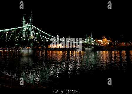 Brüssel. 24. April 2017. Foto aufgenommen am 24. April 2017 zeigt Nachtansicht der Freiheitsbrücke in Budapest, die Hauptstadt von Ungarn. Bildnachweis: Ye Pingfan/Xinhua/Alamy Live-Nachrichten Stockfoto