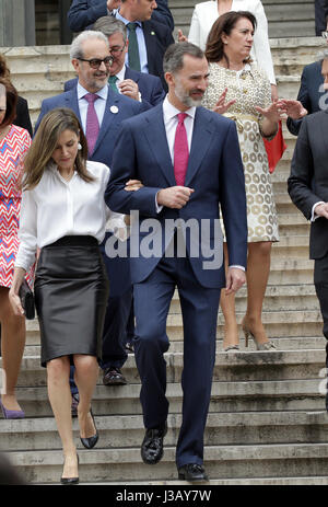 Madrid, Spanien. 4. Mai 2017. Spanische König Felipe VI. und Königin Letizia Ortiz während der Eröffnung der Ausstellung "Scripta.Tesoros Manuscritos De La Universidad de Salamanca" in der Nationalbibliothek. Madrid, Spanien. Donnerstag, 4. Mai 2017. Bildnachweis: Gtres Información Más lokalen auf line,S.L./Alamy Live News Stockfoto