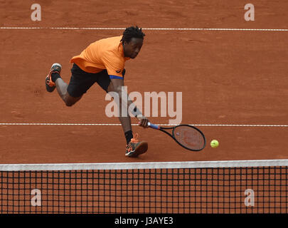 München, Deutschland. 4. Mai 2017. Gael Monfils aus Frankreich spielt gegen Südkorea Chung während ihre Männer Singles Tennis-Match auf der ATP-Tour in München, Deutschland, 4. Mai 2017. Foto: Angelika Warmuth / / Dpa/Alamy Live News Stockfoto