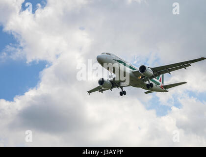 Mailand, Italien. 4. Mai 2017. Am 2. Mai 2017, Italiens nationale Fluggesellschaft Alitalia seine zweite in 9 Jahren Insolvenzantrag, nachdem der Vorstand beschlossen, offiziell Fragen, das Ministerium für wirtschaftliche Entwicklung, die Geld zu verlieren-Träger, zum Teil im Besitz VAEs Etihad, setzen unter besonderer Verwaltung nach Arbeitnehmer abgelehnt seine neuesten Sanierungsplan soll dringend benötigte Finanzierung Kredit entsperren: Alexandre Rotenberg/Alamy Live News Stockfoto