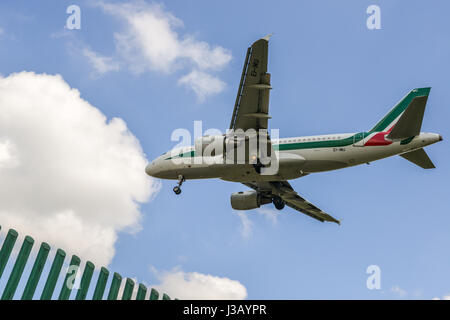 Mailand, Italien. 4. Mai 2017. Am 2. Mai 2017, Italiens nationale Fluggesellschaft Alitalia seine zweite in 9 Jahren Insolvenzantrag, nachdem der Vorstand beschlossen, offiziell Fragen, das Ministerium für wirtschaftliche Entwicklung, die Geld zu verlieren-Träger, zum Teil im Besitz VAEs Etihad, setzen unter besonderer Verwaltung nach Arbeitnehmer abgelehnt seine neuesten Sanierungsplan soll dringend benötigte Finanzierung Kredit entsperren: Alexandre Rotenberg/Alamy Live News Stockfoto