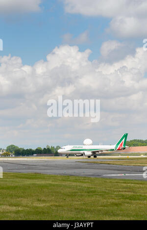 Mailand, Italien. 4. Mai 2017. Am 2. Mai 2017, Italiens nationale Fluggesellschaft Alitalia seine zweite in 9 Jahren Insolvenzantrag, nachdem der Vorstand beschlossen, offiziell Fragen, das Ministerium für wirtschaftliche Entwicklung, die Geld zu verlieren-Träger, zum Teil im Besitz VAEs Etihad, setzen unter besonderer Verwaltung nach Arbeitnehmer abgelehnt seine neuesten Sanierungsplan soll dringend benötigte Finanzierung Kredit entsperren: Alexandre Rotenberg/Alamy Live News Stockfoto