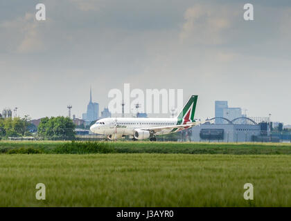 Mailand, Italien. 4. Mai 2017. Am 2. Mai 2017, Italiens nationale Fluggesellschaft Alitalia seine zweite in 9 Jahren Insolvenzantrag, nachdem der Vorstand beschlossen, offiziell Fragen, das Ministerium für wirtschaftliche Entwicklung, die Geld zu verlieren-Träger, zum Teil im Besitz VAEs Etihad, setzen unter besonderer Verwaltung nach Arbeitnehmer abgelehnt seine neuesten Sanierungsplan soll dringend benötigte Finanzierung Kredit entsperren: Alexandre Rotenberg/Alamy Live News Stockfoto