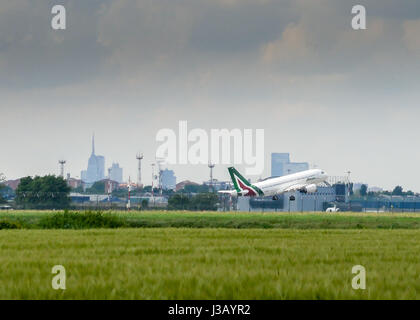 Mailand, Italien. 4. Mai 2017. Am 2. Mai 2017, Italiens nationale Fluggesellschaft Alitalia seine zweite in 9 Jahren Insolvenzantrag, nachdem der Vorstand beschlossen, offiziell Fragen, das Ministerium für wirtschaftliche Entwicklung, die Geld zu verlieren-Träger, zum Teil im Besitz VAEs Etihad, setzen unter besonderer Verwaltung nach Arbeitnehmer abgelehnt seine neuesten Sanierungsplan soll dringend benötigte Finanzierung Kredit entsperren: Alexandre Rotenberg/Alamy Live News Stockfoto