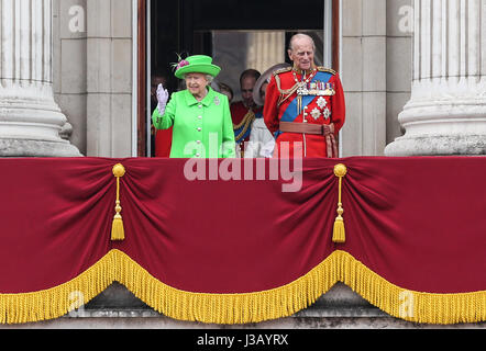 London, UK. 11. Juni 2016. Datei: Prinz Philip Herzog von Edinburgh, ist vom königlichen Pflichten in diesem Herbst in den Ruhestand. 4. Mai 2017. Britische Königin Elizabeth II (L) und Prinz Philip Herzog von Edinburgh Anzeigen der Vorbeiflug auf dem Balkon des Buckingham Palace während der Königin 90. Geburtstagsfeiern in London, Großbritannien in dieser Datei Foto aufgenommen am 11. Juni 2016. Britische Königin Elizabeth II Ehemann, Prinz Philip Herzog von Edinburgh, ist aus dem königlichen Pflichten in diesem Herbst, Buckingham Palace hat hier am 4. Mai 2017 ausscheiden. Bildnachweis: Han Yan/Xinhua/Alamy Live-Nachrichten Stockfoto