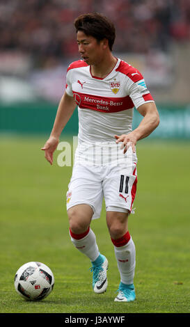 Takuma Asano Stuttgart während der deutschen 2. Bundesliga-Fußballspiel zwischen 1. FC Nürnberg und VfB Stuttgart in der Grundig-Stadion in Nürnberg, 29. April 2017. Foto: Daniel Karmann/dpa Stockfoto