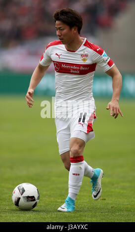 Takuma Asano Stuttgart während der deutschen 2. Bundesliga-Fußballspiel zwischen 1. FC Nürnberg und VfB Stuttgart in der Grundig-Stadion in Nürnberg, 29. April 2017. Foto: Daniel Karmann/dpa Stockfoto