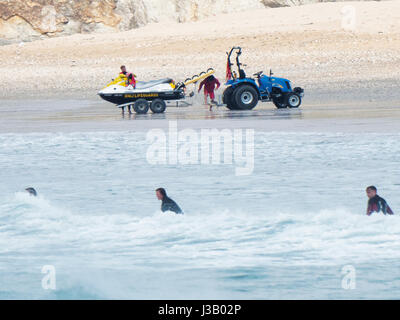 Newquay, Großbritannien. 4. Mai 2017. Rettung auf See von Rettungsschwimmern bewacht. 4. Mai 2017. Ein Mann und eine Frau auf Surfbretter sind durch die Felsen auf dem South by RNLI Rettungsschwimmer auf einen Jetski am Fistral Strand fistral Newquay, Cornwall, UK aus der Brandung gerettet.  Robert Taylor/Alamy Live-Nachrichten Stockfoto