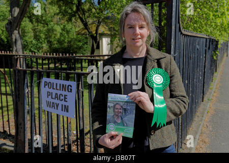 Glasgow, Schottland. 4. Mai 2017. SNP Hoffnung zu stehlen Labours Machtbasis in Glasgow City Council während der heutigen kommunalen Abstimmung findet nur fünf Wochen vor der Parlamentswahl lokale Grreens Kandidat Tanya Wiselry Shawlands Umfrage Eingang Credit besetzt: Gerard Fähre/Alamy Live News Stockfoto