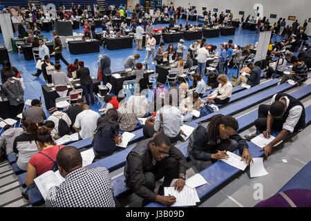 5. Mai 2017 - West Palm Beach, Florida, USA - Arbeitssuchende ausgefüllt Anwendungen in Northwood University Gymnasium während eine Jobmesse für die bald-zusein eröffnete Palm Beach Outlets Mall auf Mittwoch, 9. Januar 2013. (Kredit-Bild: © Handout/das Palm Beach Post über ZUMA Draht) Stockfoto