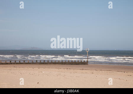 Portobello Beach, Edinburgh, UK. 4. Mai 2017. Großbritannien Wetter. Sonniger Tag mit Dunst auf Portobello Beach in Edinburgh, Schottland, Großbritannien. Wetter: 4. Mai 2017 Kredit: Gabriela Antosova/Alamy Live-Nachrichten Stockfoto