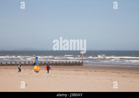 Portobello Beach, Edinburgh, UK. 4. Mai 2017. Großbritannien Wetter. Der Mensch in eine blaue Jacke und Jeans mit zwei jungen an sonnigen Tag am Strand von Portobello in Edinburgh, Schottland, Großbritannien. Wetter: 4.5.2017 Kredit: Gabriela Antosova/Alamy Live-Nachrichten Stockfoto