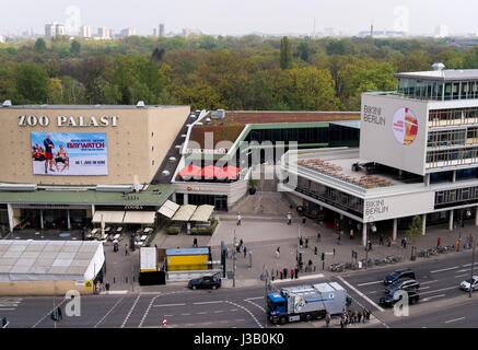 Berlin, Deutschland. 3. Mai 2017. Aussicht auf die Westend einschliesslich der Zoo-Palast-Kino (L) und die Bikini House (R) vom Hochhaus "Upper West" in Berlin, Deutschland, 3. Mai 2017 gesehen. Der 118 Meter hohe Gebäude beherbergt Läden, Büros und ein Budget-Hotel. Foto: Monika Skolimowska/Dpa/Alamy Live News Stockfoto