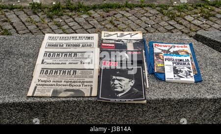 Belgrad, Serbien. 4. Mai 2017. Jedes Jahr am Tag des Todes von Josip Broz Tito, kommen Präsident von Jugoslawien, seine Bewunderer aus Ländern, aus denen Jugoslawien und andere zu seinem Grab ihren Respekt zum Ausdruck zu bringen. Bildnachweis: Bratislav Stefanovic/Alamy Live-Nachrichten Stockfoto