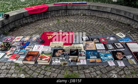 Belgrad, Serbien. 4. Mai 2017. Jedes Jahr am Tag des Todes von Josip Broz Tito, kommen Präsident von Jugoslawien, seine Bewunderer aus Ländern, aus denen Jugoslawien und andere zu seinem Grab ihren Respekt zum Ausdruck zu bringen. Bildnachweis: Bratislav Stefanovic/Alamy Live-Nachrichten Stockfoto