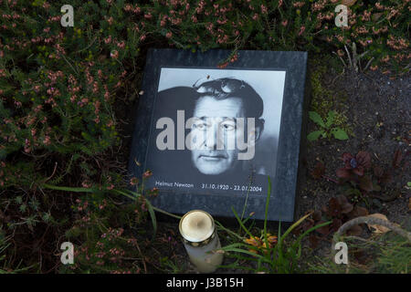 Berlin, Deutschland. 30. April 2017. Ein Foto des Fotografen Helmut Newton gesehen auf seinem Grab auf dem Stadtfriedhof in Berlin, Deutschland, 30. April 2017. Foto: Paul Zinken/Dpa/Alamy Live News Stockfoto