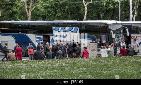 Belgrad, Serbien. 4. Mai 2017. Jedes Jahr am Tag des Todes von Josip Broz Tito, kommen Präsident von Jugoslawien, seine Bewunderer aus Ländern, aus denen Jugoslawien und andere zu seinem Grab ihren Respekt zum Ausdruck zu bringen. Bildnachweis: Bratislav Stefanovic/Alamy Live-Nachrichten Stockfoto