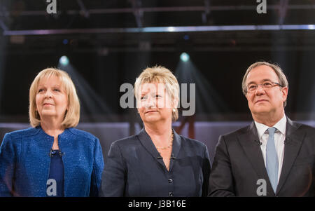 Köln, Deutschland. 4. Mai 2017. Der Spitzenkandidat der Partei Bündnis 90/die grünen, Sylvia Loehrmann (M), SPD-Spitzenkandidatin Hannelore Kraft (L) und CDU Spitzenkandidat Armin Laschet (R) auf dem Fernseher angezeigt werden zeigen "Wahlarena" in Köln, Deutschland, 4. Mai 2017. Die Wahlen sind am 14. Mai. Foto: Rolf Vennenbernd/Dpa/Alamy Live News Stockfoto