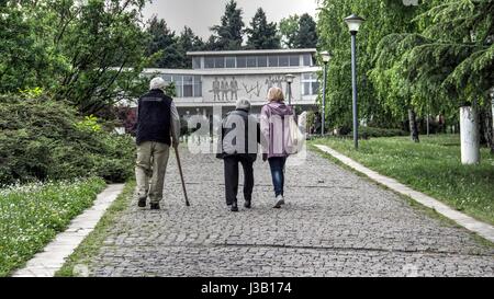 Belgrad, Serbien. 4. Mai 2017. Jedes Jahr am Tag des Todes von Josip Broz Tito, kommen Präsident von Jugoslawien, seine Bewunderer aus Ländern, aus denen Jugoslawien und andere zu seinem Grab ihren Respekt zum Ausdruck zu bringen. Bildnachweis: Bratislav Stefanovic/Alamy Live-Nachrichten Stockfoto