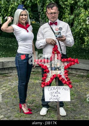 Belgrad, Serbien. 4. Mai 2017. Jedes Jahr am Tag des Todes von Josip Broz Tito, kommen Präsident von Jugoslawien, seine Bewunderer aus Ländern, aus denen Jugoslawien und andere zu seinem Grab ihren Respekt zum Ausdruck zu bringen. Bildnachweis: Bratislav Stefanovic/Alamy Live-Nachrichten Stockfoto