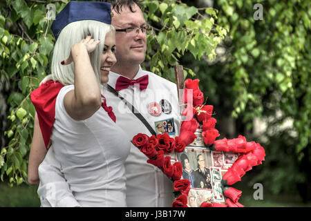 Belgrad, Serbien. 4. Mai 2017. Jedes Jahr am Tag des Todes von Josip Broz Tito, kommen Präsident von Jugoslawien, seine Bewunderer aus Ländern, aus denen Jugoslawien und andere zu seinem Grab ihren Respekt zum Ausdruck zu bringen. Bildnachweis: Bratislav Stefanovic/Alamy Live-Nachrichten Stockfoto