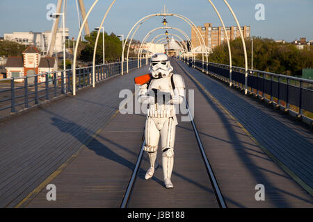 Sturmtruppe bei kaltem Wetter in Southport, Lancashire, Großbritannien. Star Wars Day. Mai 2017. Möge der Vierte bei Ihnen sein! Peter Carter aus Liverpool sammelt Geld, indem er 12 Stunden lang die gepanzerte Uniform eines Storm Trooper am Southport Pier trägt, um die Save a Life Charity in Liverpool zu unterstützen. Möge der 4. Mit dir sein." Was als Wortspiel begann, das von Fans warm geteilt wurde, ist zu einem vollwertigen Star Wars-Urlaub geworden: Star Wars Day, ein besonderes, einmal im Jahr stattfindendes fest der weit entfernten Galaxie. Stockfoto