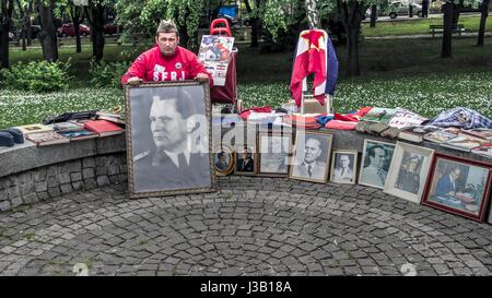 Belgrad, Serbien. 4. Mai 2017. Jedes Jahr am Tag des Todes von Josip Broz Tito, kommen Präsident von Jugoslawien, seine Bewunderer aus Ländern, aus denen Jugoslawien und andere zu seinem Grab ihren Respekt zum Ausdruck zu bringen. Bildnachweis: Bratislav Stefanovic/Alamy Live-Nachrichten Stockfoto