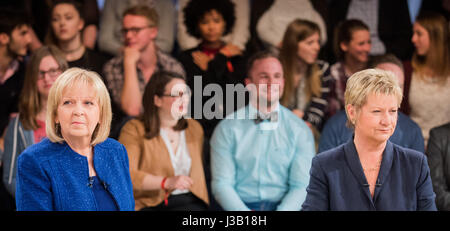 Köln, Deutschland. 4. Mai 2017. Der Top-Kandidaten das Parteienbündnis 90/die grünen, Sylvia Loehrmann (M) und SPD-Spitzenkandidatin Hannelore Kraft (L) auf dem Fernseher erscheinen zeigen "Wahlarena" in Köln, Deutschland, 4. Mai 2017. Die Wahlen sind am 14. Mai. Foto: Rolf Vennenbernd/Dpa/Alamy Live News Stockfoto