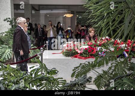 Belgrad, Serbien. 4. Mai 2017. Jedes Jahr am Tag des Todes von Josip Broz Tito, kommen Präsident von Jugoslawien, seine Bewunderer aus Ländern, aus denen Jugoslawien und andere zu seinem Grab ihren Respekt zum Ausdruck zu bringen. Bildnachweis: Bratislav Stefanovic/Alamy Live-Nachrichten Stockfoto