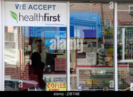 New York, USA. 13. März 2017. Eine Frau kauft Medizin in einer Apotheke in New York, USA am 13. März 2017. US-Republikanern kontrollierten Repräsentantenhaus am Donnerstag eine neue Version des American Health Care Act durchgesetzt zielte darauf ab, aufzuheben und große Teile der Obamacare, durch eine Stimme von 217-213 zu ersetzen. Bildnachweis: Wang Ying/Xinhua/Alamy Live-Nachrichten Stockfoto