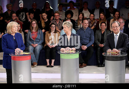 Köln, Deutschland. 4. Mai 2017. Dpatop - die Spitzenkandidatin das Parteienbündnis 90/die grünen, Sylvia Loehrmann (M), SPD-Spitzenkandidatin Hannelore Kraft (L) und CDU Spitzenkandidat Armin Laschet (R) auf dem Fernseher erscheinen zeigen "Wahlarena" in Köln, Deutschland, 4. Mai 2017. Die Wahlen sind am 14. Mai. Foto: Oliver Berg/Dpa/Alamy Live News Stockfoto