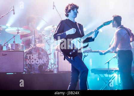 Southampton, UK. 4. Mai 2017. The Kooks live auf O2 Guildhall, Southampton. Bildnachweis: Charlie Raven/Alamy Live-Nachrichten Stockfoto