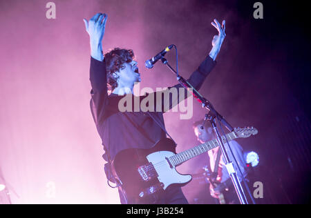 Southampton, UK. 4. Mai 2017. The Kooks live auf O2 Guildhall, Southampton. Bildnachweis: Charlie Raven/Alamy Live-Nachrichten Stockfoto