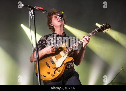 Southampton, UK. 4. Mai 2017. The Kooks live auf O2 Guildhall, Southampton. Bildnachweis: Charlie Raven/Alamy Live-Nachrichten Stockfoto