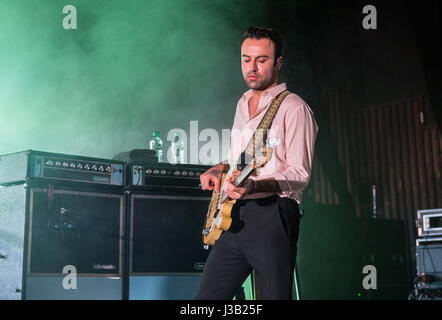 Southampton, UK. 4. Mai 2017. The Kooks live auf O2 Guildhall, Southampton. Bildnachweis: Charlie Raven/Alamy Live-Nachrichten Stockfoto