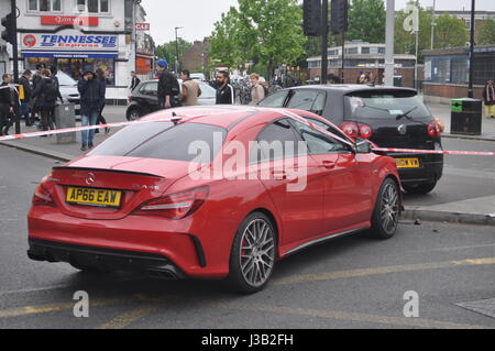 High-Speed-Kollision in Nord-London kurz vor Rushhour zum Glück keine Fußgänger verletzte an dieser belebten Kreuzung oft von vielen Menschen, darunter Kinder auf dem Heimweg von der Schule genutzt. Ein Hotel CLA 45 AMG gepflügt in die Seite des Volkswagen am "Turnpike Lane Station Kreuzung Woodgreen High Road zwingt das Auto bis auf die Verkehrsinsel und Bereitstellen der Airbags Stockfoto