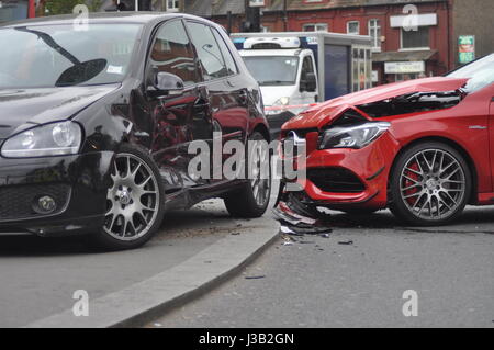 High-Speed-Kollision in Nord-London kurz vor Rushhour zum Glück keine Fußgänger verletzte an dieser belebten Kreuzung oft von vielen Menschen, darunter Kinder auf dem Heimweg von der Schule genutzt. Ein Hotel CLA 45 AMG gepflügt in die Seite des Volkswagen am "Turnpike Lane Station Kreuzung Woodgreen High Road zwingt das Auto bis auf die Verkehrsinsel und Bereitstellen der Airbags Stockfoto