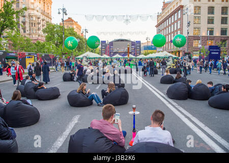 Kiew, Ukraine. 3. Mai 2017.  Eröffnungstag der Eurovision Dorf am Kreshatyk Straße am 4. Mai 2017 in Kiew, Ukraine. Kiew ist die 2017 Eurovision vom 9. bis zum 12. Mai Gastgeber. Bildnachweis: JBphotoeditorial/Alamy Live-Nachrichten Stockfoto