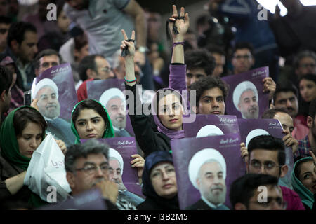 Teheran, Iran. 4. Mai 2017. Anhänger der iranischen amtierende Präsident Hassan Rouhani, der auch der Präsident Kandidat, halten seine Plakate während einer Kampagne-Kundgebung in Teheran, Iran, am 4. Mai 2017. Präsidentschaftswahlen im Iran ist für 19. Mai geplant. Bildnachweis: Ahmad Halabisaz/Xinhua/Alamy Live-Nachrichten Stockfoto