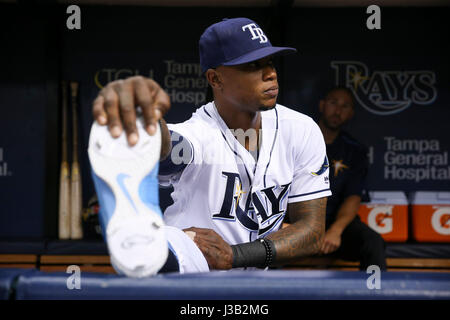 St. Petersburg, Florida, USA. 4. Mai 2017. WILL VRAGOVIC | Times.Tampa Bay Strahlen Shortstop Tim Beckham (1) erstreckt sich vor dem Start des Spiels zwischen den Miami Marlins und die Tampa Bay Rays im Tropicana Field in St. Petersburg, Florida am Donnerstag, 4. Mai 2017. Bildnachweis: Willen Vragovic/Tampa Bay Times / ZUMA Draht/Alamy Live News Stockfoto