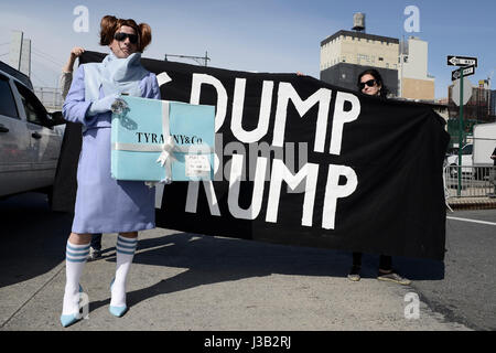 New York City, USA. 4. Mai 2017. Mike Hisey, beteiligt sich im Charakter von Melania Trump, Proteste außerhalb der USS Intrepid, vor einem 4. Mai 2017-Besuch von uns Präsident Donald Trump nach New York. Präsident Trump soll erscheinen bei einer Veranstaltung an der USS Intrepid am Abend, wo ist er mit Protesten auf der anderen Straßenseite aus dem Flugzeugträger traf. Bildnachweis: Bastiaan Slabbers/Alamy Live-Nachrichten Stockfoto