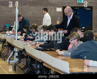 Brentwood, Großbritannien. 4. Mai 2017. die Zählung beginnt bei der Zählung der Essex County Council Wahlen für Brentwood Credit: Ian Davidson/Alamy Live News Stockfoto