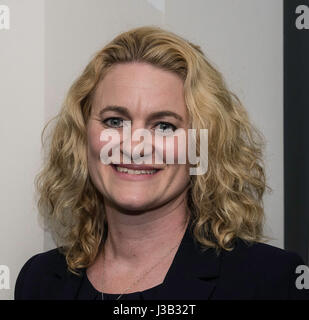 Brentwood, Großbritannien. 4. Mai 2017. Stadträtin Frau Louise McKinlay, konservative Führer von Essex County Council kommen in Brentwood für den Grafen von Essex County Council Wahlen für Brentwood Credit: Ian Davidson/Alamy Live News Stockfoto