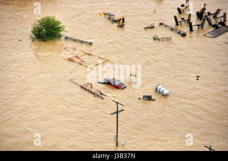 Pocahontas, Arkansas. 4. Mai 2017. Landmaschinen, umgeben von Hochwasser nach einem Deich entlang des Schwarzen Flusses folgende Datensatz 4. Mai 2017 in Pocahontas, Arkansas regnet fehlgeschlagen Arkansas Gouverneur Asa Hutchinson genannt, in der Nationalgarde von mindestens 20 Personen gemeldet wurden getötet in den mittleren Westen der Vereinigten Staaten. Bildnachweis: Planetpix/Alamy Live-Nachrichten Stockfoto