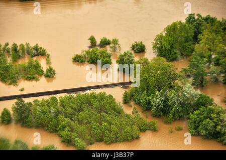 Pocahontas, Arkansas. 4. Mai 2017. Straßen und Felder umgeben von Hochwasser nach einem Deich entlang des Schwarzen Flusses folgende Datensatz 4. Mai 2017 in Pocahontas, Arkansas regnet fehlgeschlagen Arkansas Gouverneur Asa Hutchinson genannt, in der Nationalgarde von mindestens 20 Personen gemeldet wurden getötet in den mittleren Westen der Vereinigten Staaten. Bildnachweis: Planetpix/Alamy Live-Nachrichten Stockfoto