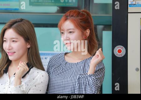 Seoul, Korea. 4. Mai 2017. LABOUM besucht die 19. Präsidentschaftswahl voraus 4. Mai 2017 in Seoul, Korea abstimmen. (China und Korea Rechte heraus) Bildnachweis: TopPhoto/Alamy Live-Nachrichten Stockfoto