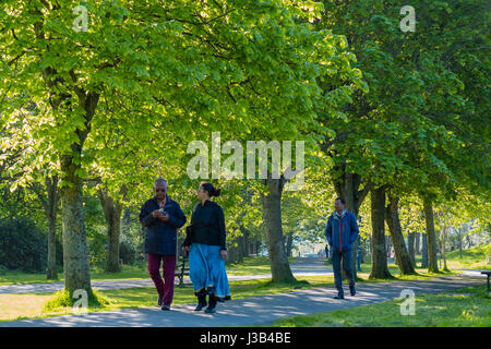 Aberystwyth, Wales, UK. 5. Mai 2017. UK-Wetter: Menschen zu Fuß entlang des Allee Plascrug Parks in der Frühlingssonne warm am frühen Morgen in Aberystwyth Wales UK. Viel des Nordens des Vereinigten Königreichs wird voraussichtlich hellen sonnigen und warmen Photo Credit: Keith Morris/Alamy Live-Nachrichten Stockfoto