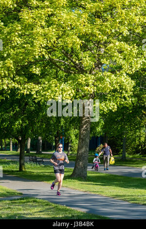 Aberystwyth, Wales, UK. 5. Mai 2017. UK-Wetter: Menschen gehen und laufen entlang des Allee Plascrug Parks in der Frühlingssonne warm am frühen Morgen in Aberystwyth Wales UK. Viel des Nordens des Vereinigten Königreichs wird voraussichtlich hellen sonnigen und warmen Photo Credit: Keith Morris/Alamy Live-Nachrichten Stockfoto